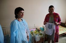 Ольга Лішик передала маленькі вишиваночки від чернівчан новонародженим жителям області