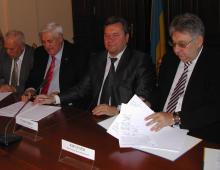 Підписано Регіональну угоду між Луганською облдержадміністрацією, обласним об"єднанням организації работодавців і підприємців, обласними профспілковими об"єднаннями та обласними профспілковими організаціями на 2010-2012 рр.