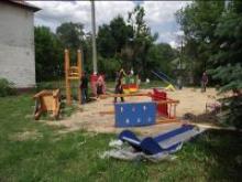 До Міжнародного дня захисту дітей у Кремінському районі проводиться впорядкування дитячих майданчиків