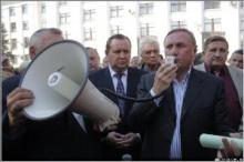 Володимир Пристюк та Олександр Єфремов сьогодні зустрілись з учасниками акції протесту – чорнобильцями та ветеранами