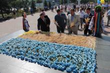 У Луганську виклали найбільший «живий» прапор в Україні