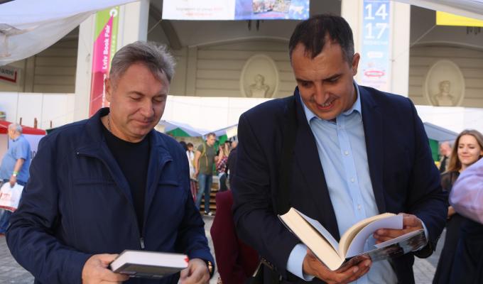 У Львові Юрій Гарбуз долучився до акції «Купи книжку дітям Сходу»