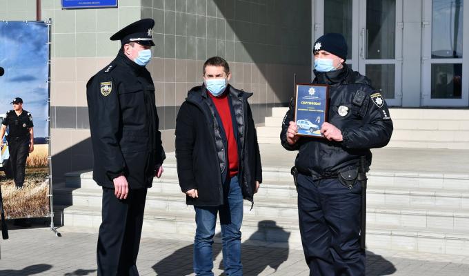 На Луганщині поліцейським офіцерам громад вручили сертифікати та ключі від службових автомобілів 