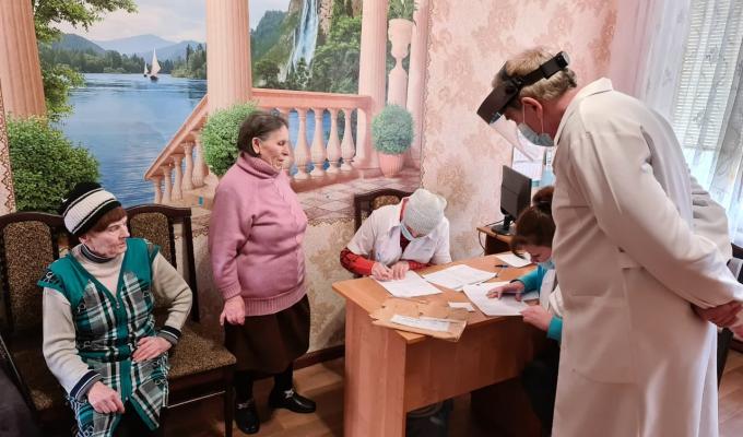 На Луганщині вакцинують людей похилого віку