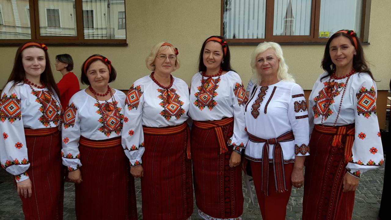 В умовах релокації Нижньотеплівська громада вибудовує роботу у сфері культури як інструмент збереження пам’яті, ідентичності та зв’язку між людьми. Після початку повномасштабної агресії заклади культури не відновили діяльність на підконтрольній території.  Попри це, культурна діяльність не припинена. Вона трансформувалася у змішані формати, орієнтовані на підтримку внутрішньо переміщених осіб, формування громадянської свідомості та збереження культурної спадщини.  КУЛЬТУРНА ПАМ’ЯТЬ ЯК ОСНОВА СПІЛЬНОТИ  Одни