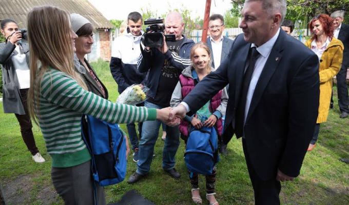 Голова Луганської ОДА Юрій Гарбуз привітав жінок  із Днем матері