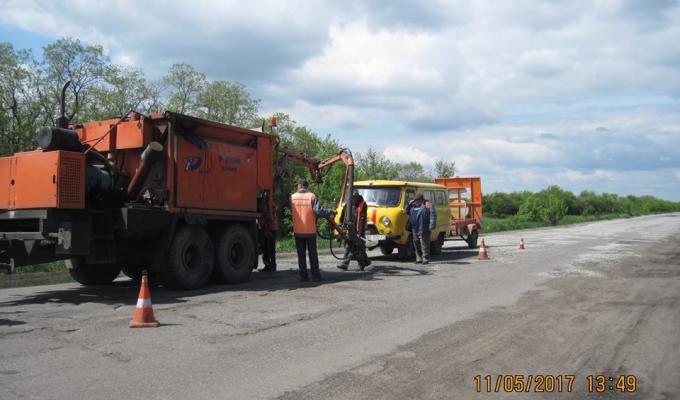 На автомобільних дорогах Луганщини триває ліквідація ямковості 