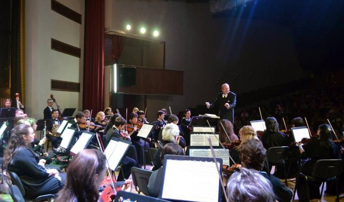 4 червня відбувся концерт Академічного симфонічного оркестру Луганської обласної філармонії під керівництвом американського диригента Вінстона Фогеля