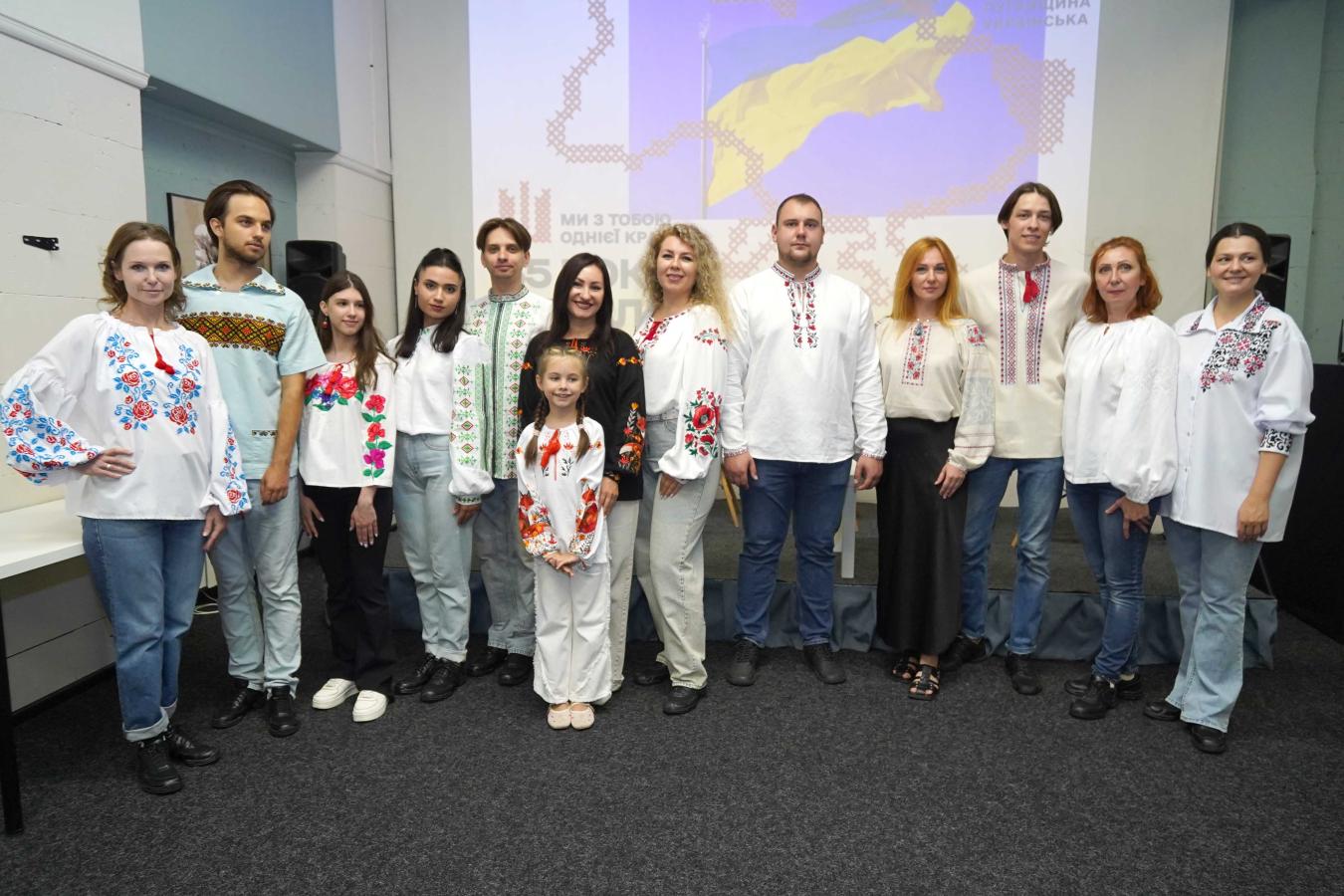 Арт-івент «Вишивана Луганщина» зібрав 12 сорочок із традиційними для регіону візерунками 