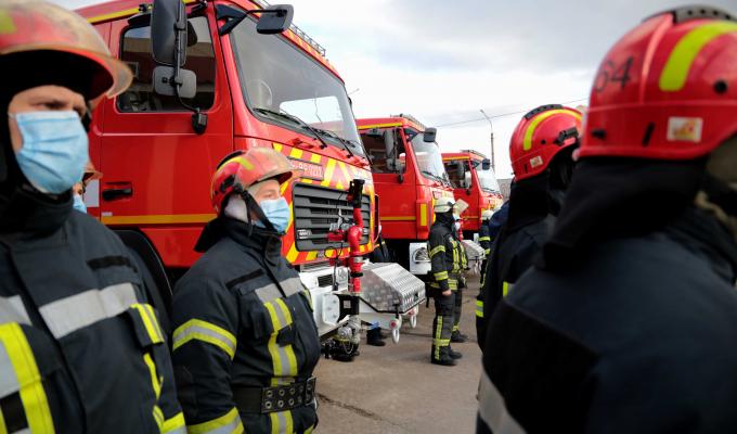 Сергій Гайдай передав рятувальникам три автоцистерни та дві аварійно-рятувальні машини