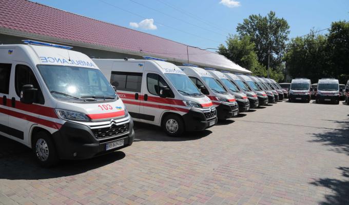 Сергій Гайдай вручив сертифікати першому випуску екстрених медичних технінків та ключі від 24 нових реанімобілів, ще чотири – надійдуть незабаром