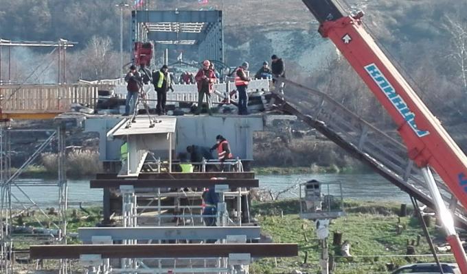 Єднаємо Луганщину: розпочався монтаж другої металоконструкції мосту в Станиці Луганській