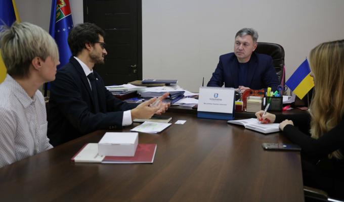 Юрій Гарбуз зустрівся з головою офісу Міжнародного Комітету Червоного Хреста в Сєвєродонецьку Лоренцо Редальє