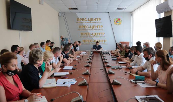 Сергій Гайдай доручив опрацювати можливість користуватися банкоматами та послугами ЦНАП якомога ближче до лінії розмежування