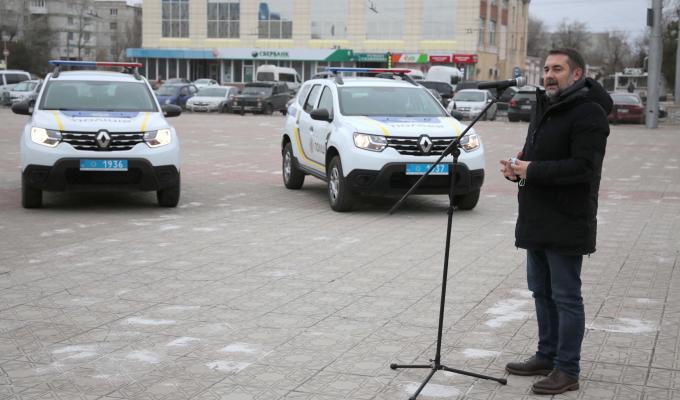 Поліцейські офіцери чотирьох громад Луганщини отримали ключі від нових позашляховиків