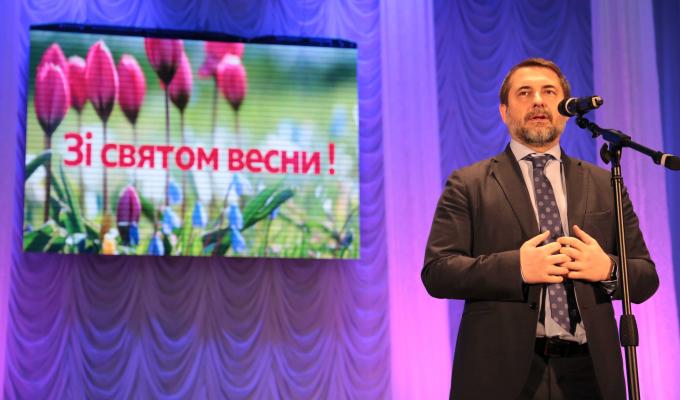 Сергій Гайдай привітав жінок з Міжнародним жіночим днем та пообіцяв навчити чоловіків романтиці