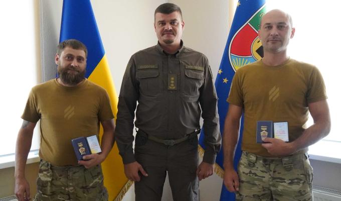 Військові, які відбивають ворожі навали на сході, отримали області відзнаки