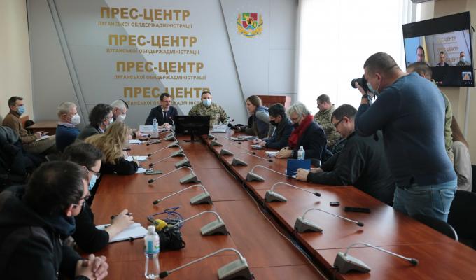 Нам потрібна ваша допомога для об’єктивного висвітлення подій на лінії розмежування, – Сергій Гайдай та військові на зустрічі з іноземними журналістами