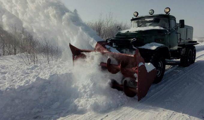 Проїзд дорогами Луганщини забезпечено – задіяні шнеко-роторні очищувачі снігу