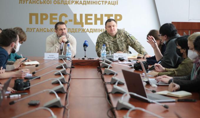 Через заблоковані бойовиками КПВВ жителі окупованих територій позбавлені можливості бачити позитивні зміни, що відбуваються в країні, читати та дивитись українські та європейські ЗМІ, – Сергій Гайдай на зустрічі з іноземними журналістами