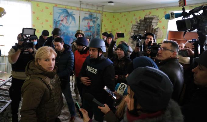 Увесь світ розуміє, що ескалація спровокована Російською Федерацією, яка тисне на українську владу та наших міжнародних партнерів, – Ірина Верещук оглянула дитячий садочок в Станиці Луганській, нещодавно обстріляний бойовиками 