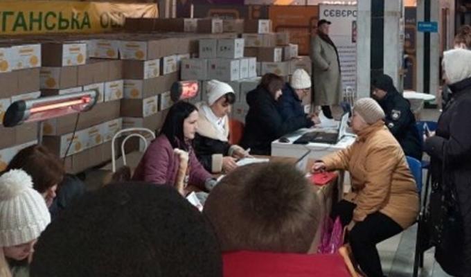 У Сєвєродонецькому гумхабі в Дніпрі переселенцям з Луганщини за тиждень видано 1606 продуктових наборів та 428 – побутової хімії і засобів гігієни