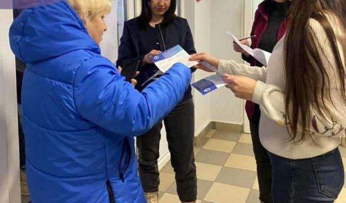 Фахівці обласної служби зайнятості надають консультації у 15 гуманітарних хабах для внутрішньо переміщених осіб з Луганщини