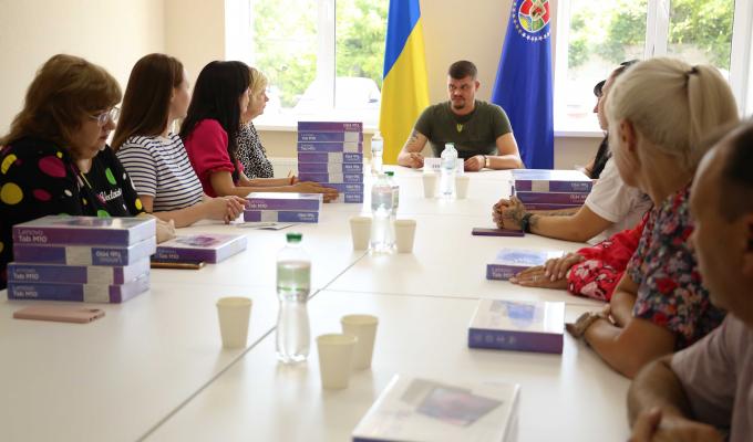 Бізнесмен з Луганщини передав 32 планшети відмінникам навчання