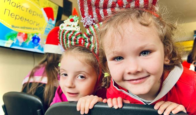 Подарунки військовим: маленькі луганчани прикрасили печиво, яке доставлять на передову