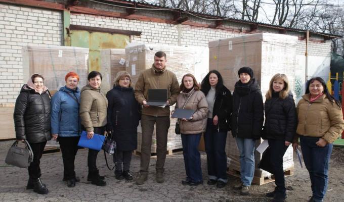 Більше 2,5 тисяч одиниць комп’ютерної  техніки передали громадам області для забезпечення якісного онлайн навчання дітей