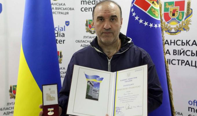 Доставляв гуманітарну допомогу лікарням та освітнім закладам. Нашому земляку Алієву Еліну Алі огли вручили Почесну грамоту Кабінету Міністрів