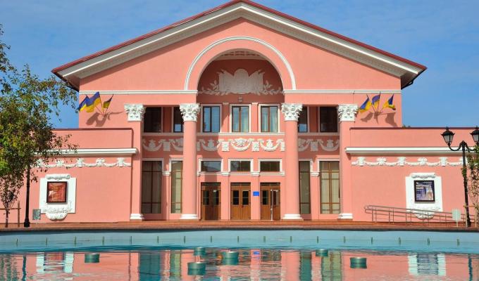 Луганський обласний академічний український музично-драматичний театр вже не раз відроджується з попелу. Він був створений на початку Другої Світової війни, пережив німецьку окупацію, вистоїть і під час російської. 