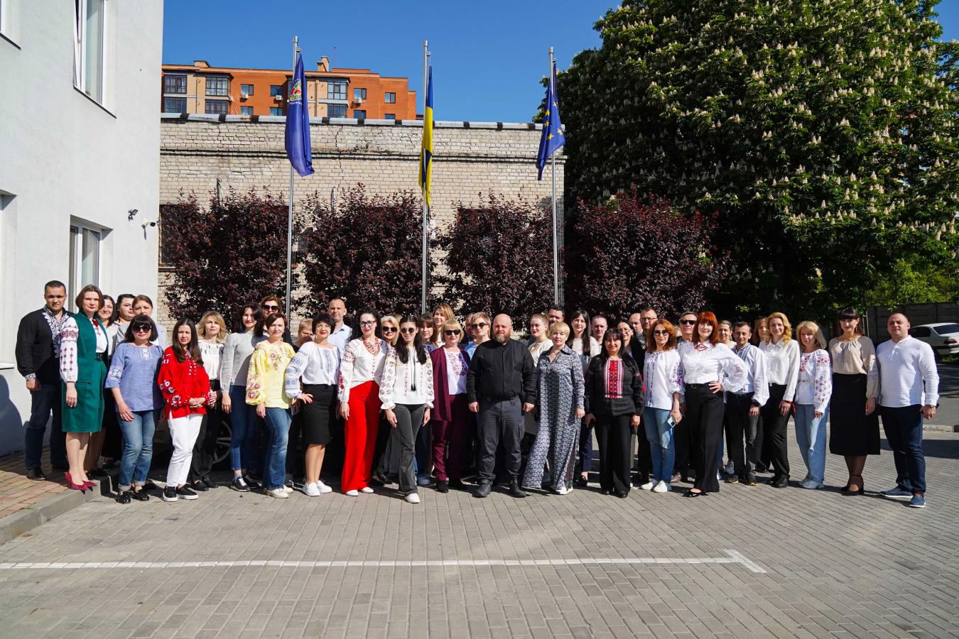 Луганчани в усіх куточках країни підтримали ініціативу Міністерства національної єдності України – флешмоб  #ВишиванкаЄднає