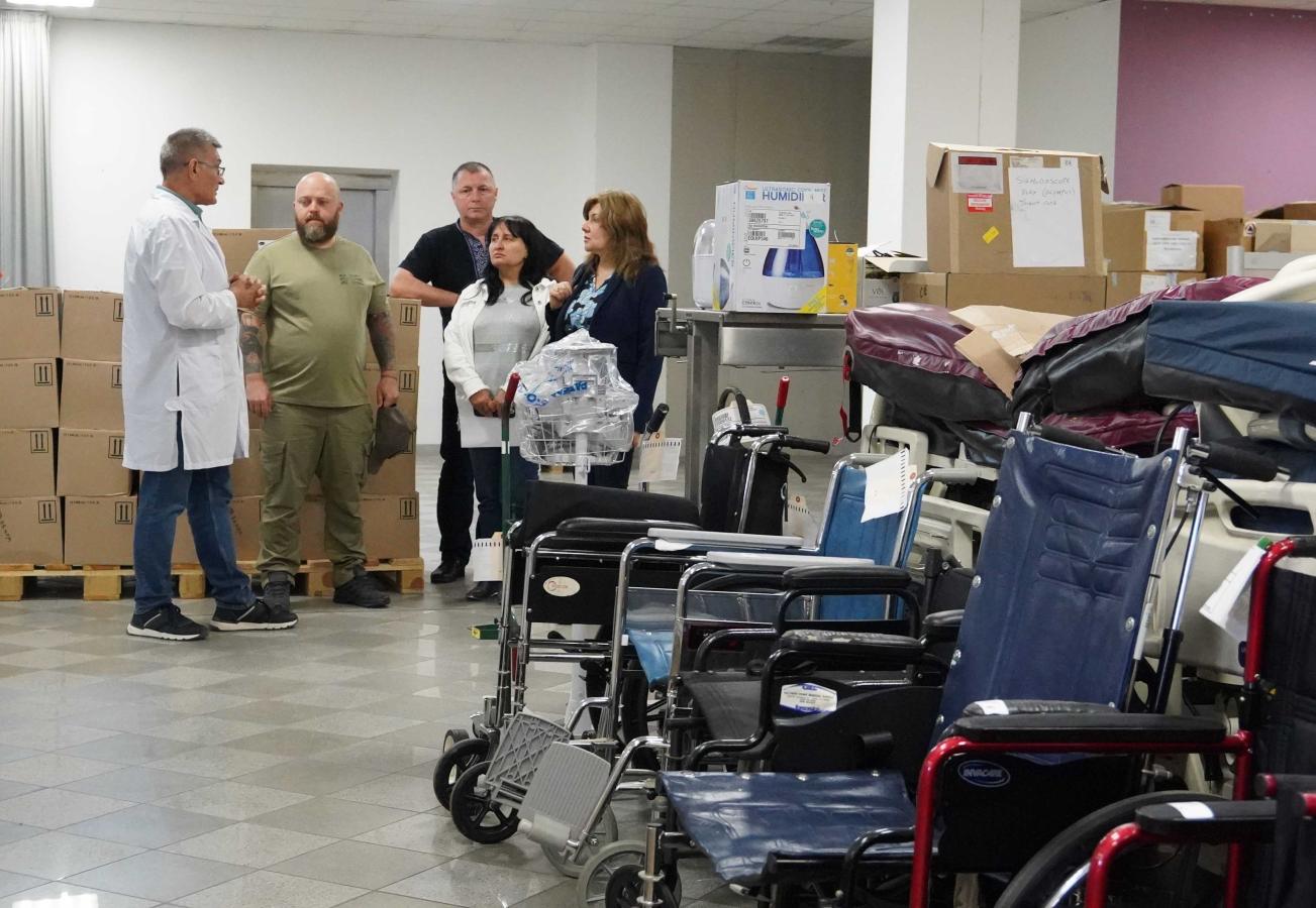 Постійно працюємо над тим, щоб луганські лікарі мали найсучасніше обладнання, а пацієнти знали про це і зверталися до земляків, – Олексій Харченко під час передачі гуманітарної допомоги обласній лікарні