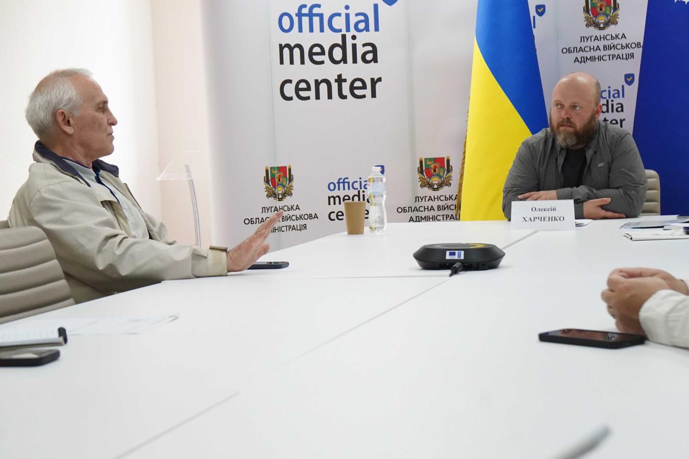 «Ми хочемо заробляти гроші!» – з такою заявою до Олексія Харченка звернувся тренер віртуальної жіночої футбольної команди «Луганочка» Микола Нікішин