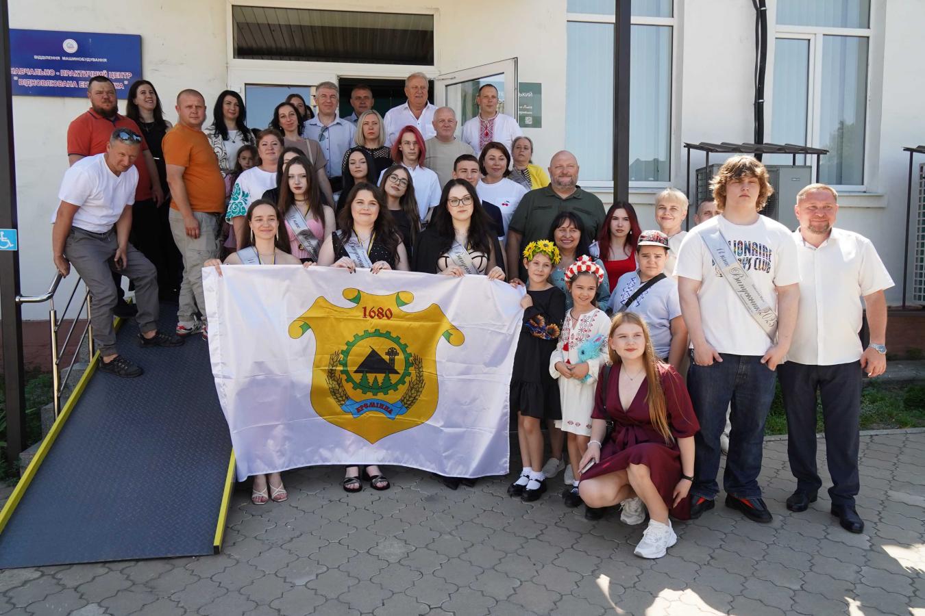 Випускникам шкіл Кремінщини вручили свідоцтва про базову та повну загальну середню освіту. Найуспішнішим у навчанні виплатили грошову допомогу