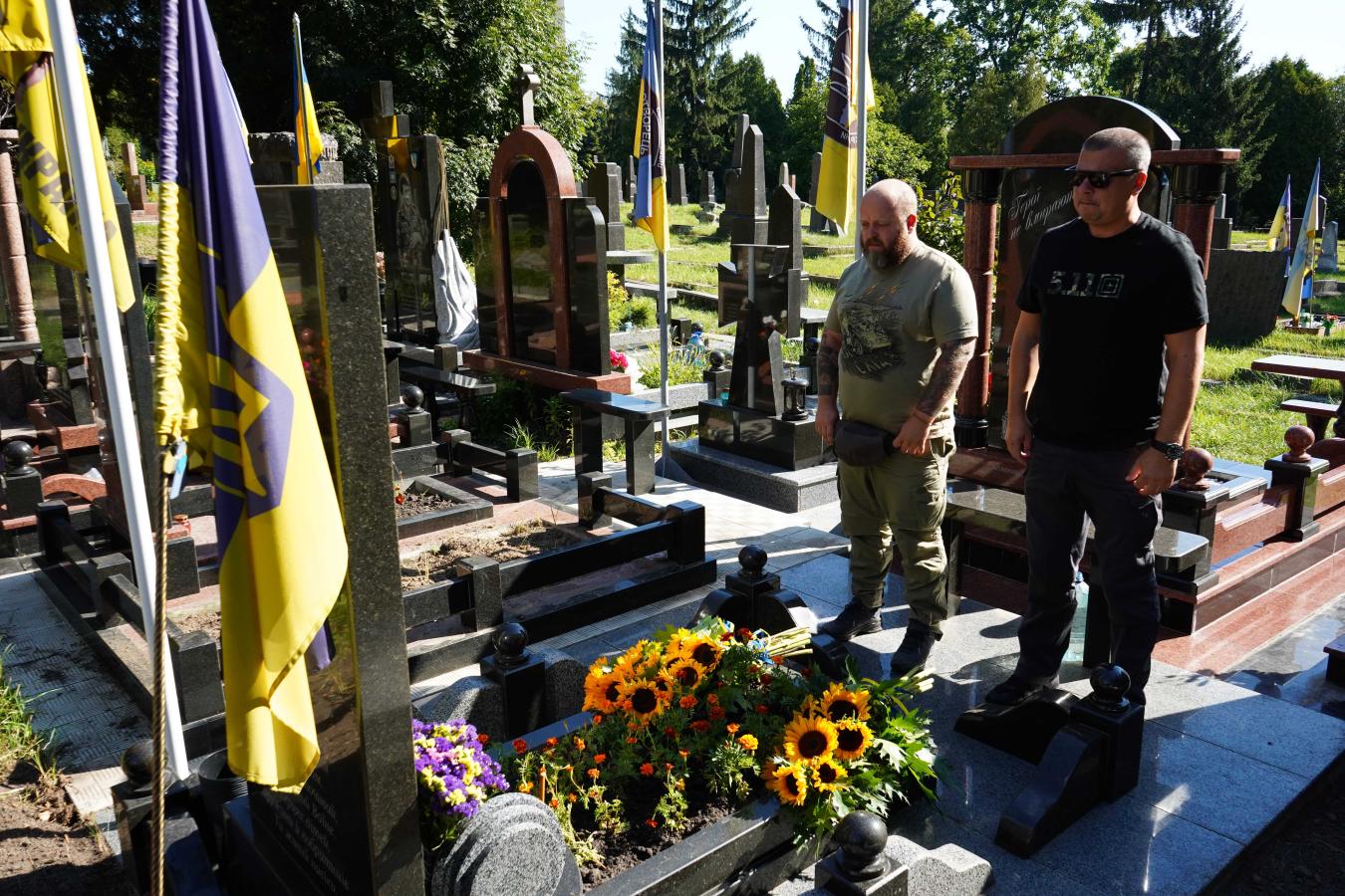 Олексій Харченко поклав квіти до могили легендарного луганчанина Темура Юлдашева та Героя України Василя Богача