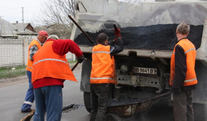 Завод у Кременній постачає гарячий асфальтобетон для проведення дорожніх робіт на Луганщині
