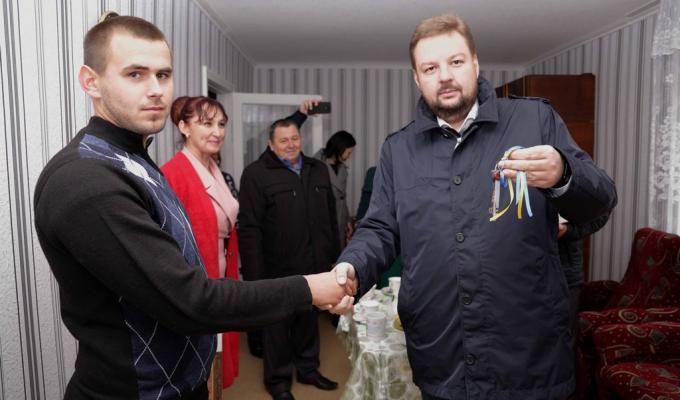 Хлопець-сирота отримав ключі від квартири у Сєвєродонецьку