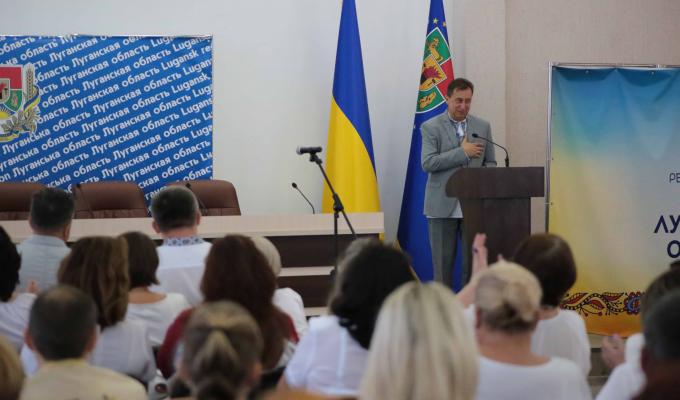 Школи Луганщини отримали плакати з новими емблемами військових частин та книги від Львівської області