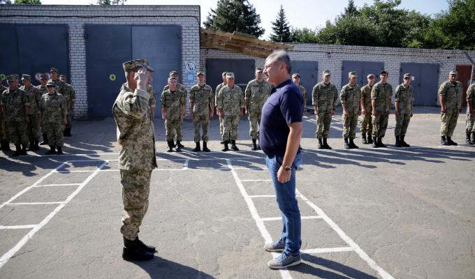 Юрій Гарбуз передав оргтехніку та меблі Луганському зональному відділу Військової служби правопорядку, придбані за кошти обласного бюджету