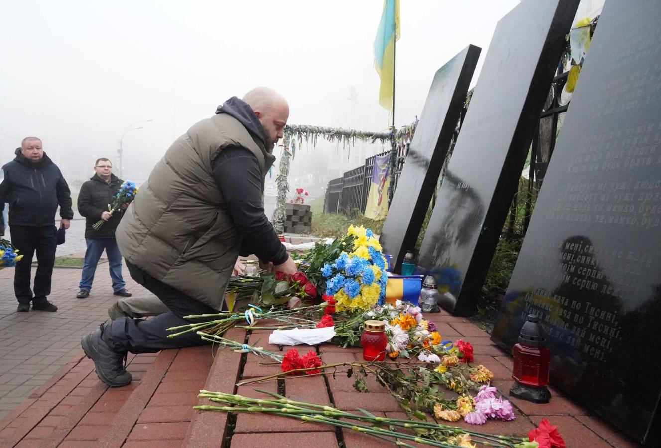 Гідність живе не в стінах, а в серці, – Олексій Харченко поклав квіти до Меморіалу пам'яті Героїв Небесної Сотні у Києві 