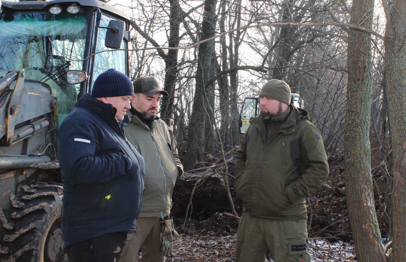 Люди працюють, незважаючи на надскладні погодні умови та небезпеку, – директор Департаменту з питань цивільного захисту, оборонної роботи та взаємодії з правоохоронними органами ОВА Сергій  Васильченко перевірив будівництво фортифікацій 