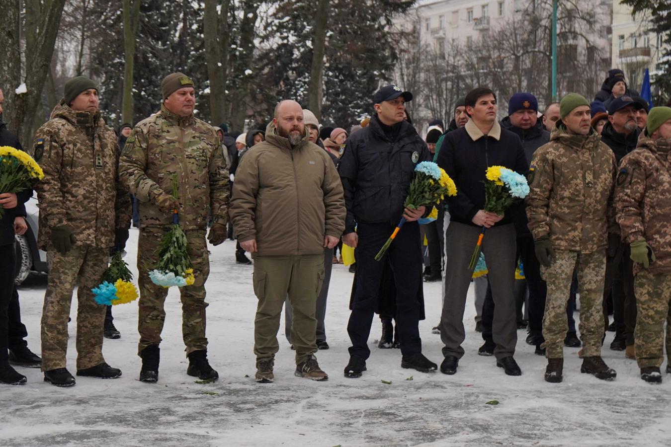 У День Соборності України луганчани живим ланцюгом з’єднали пам’ятний знак на честь Акта Злуки та меморіал загиблим воїнам 3-го прикордонного загону імені Героя України полковника Євгенія Пікуса