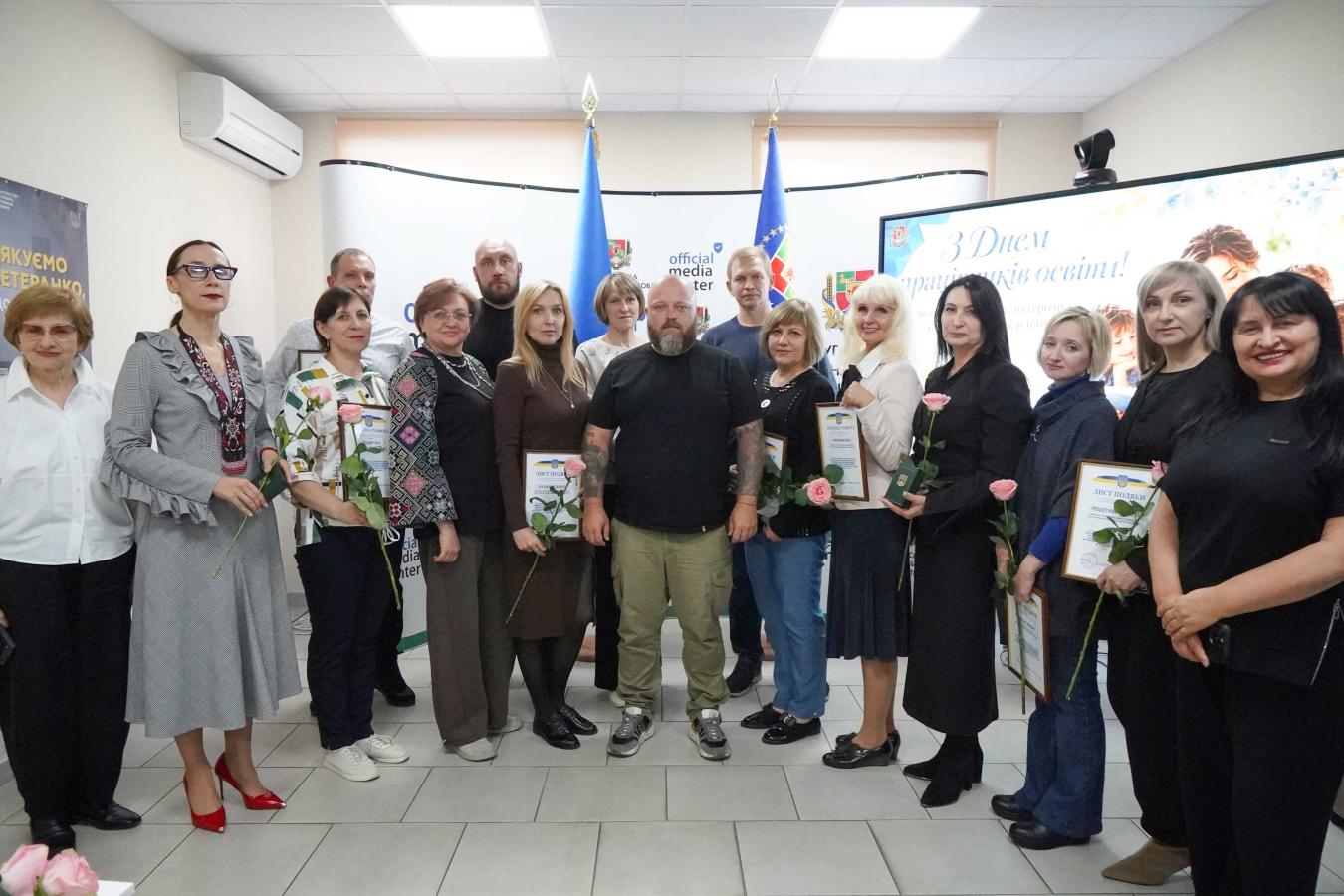 До Дня працівників освіти Олексій Харченко нагородив педагогів Луганщини обласними відзнаками 