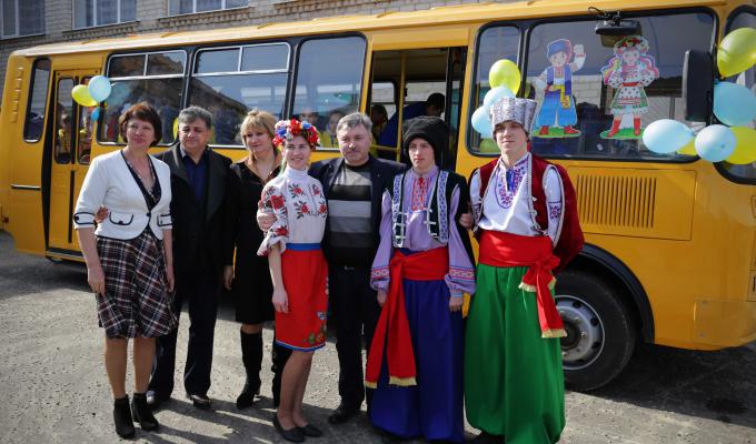 Юрій Гарбуз передав Новострільцівському НВК новий шкільний автобус та пообіцяв допомогти у розбудові Міловської школи-гімназії