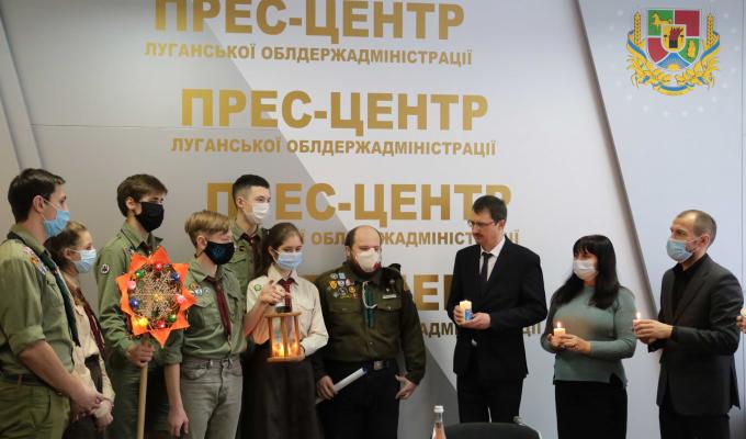 Пластуни передали до облдержадміністрації Віфлеємський вогонь миру