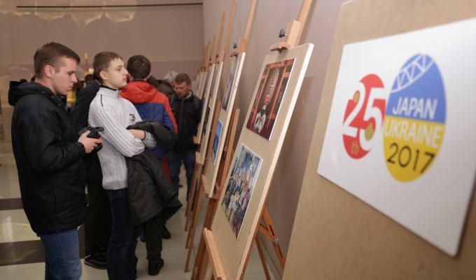 Мобільна виставка японської фотографії крокує Луганщиною