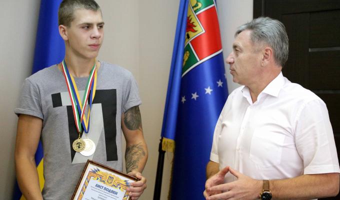 Юрій Гарбуз привітав молодого луганського боксера з чемпіонством