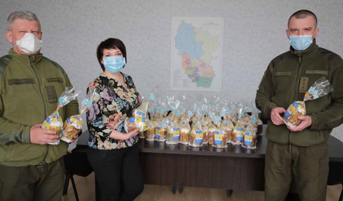 Обласна влада почастувала нацгвардійців пасками